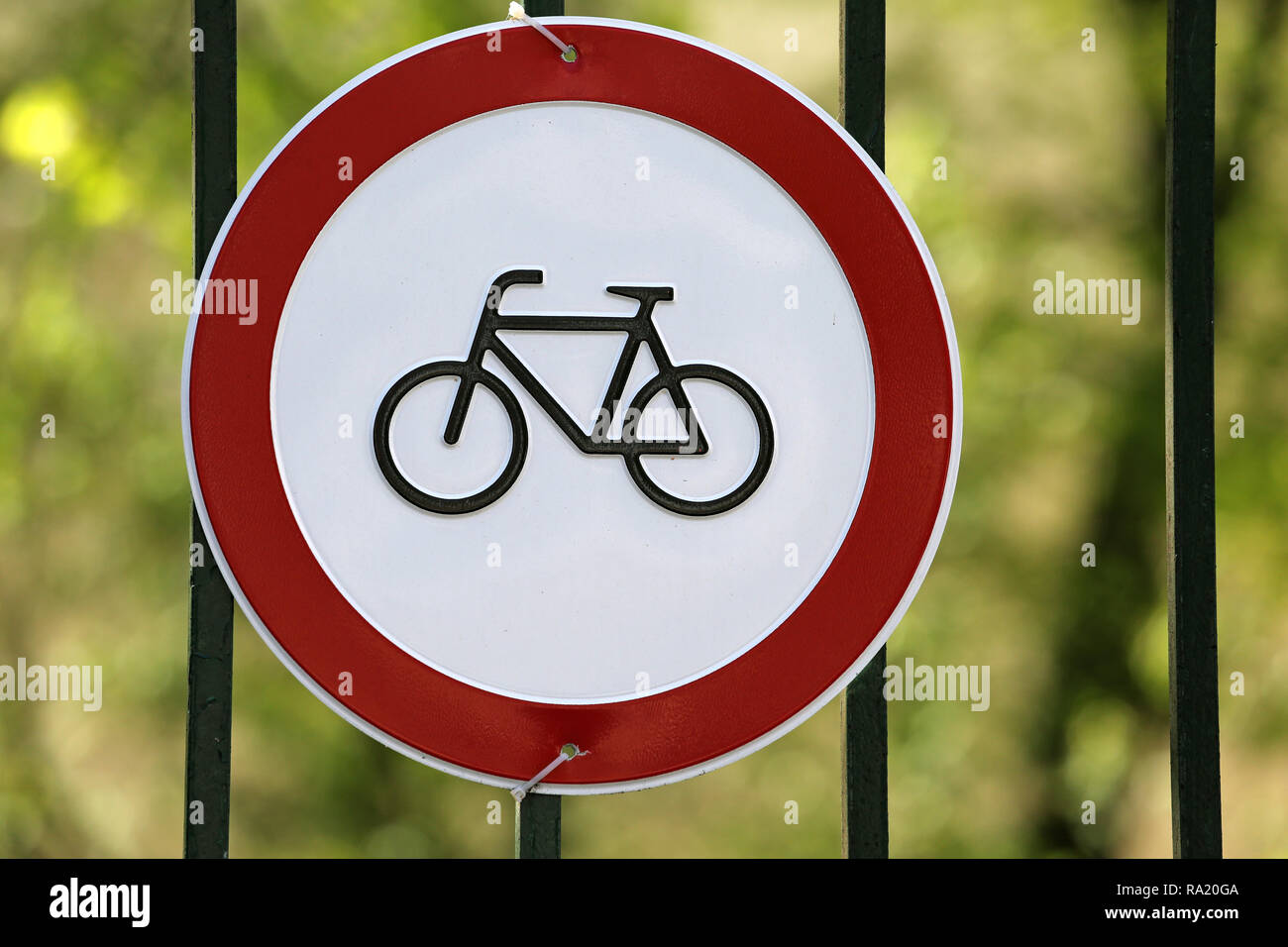 20.04.2018, Berlin, Berlin, Deutschland, Hinweisschild Fahrrad fahren verboten. 00S180420D063CARO.JPG [modello di rilascio: non applicabile, proprietà release Foto Stock