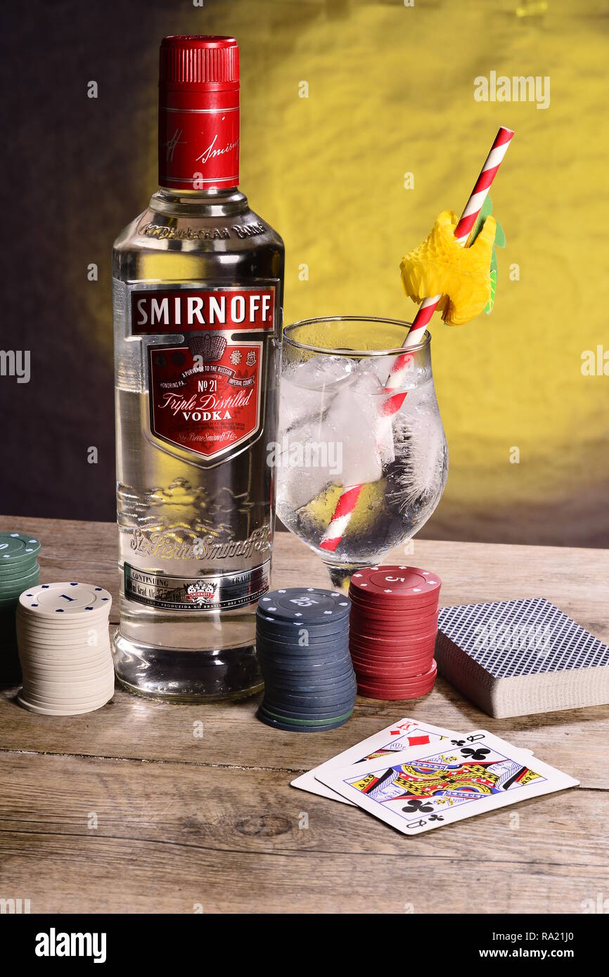 Smirnoff vodka con il casinò chips sul tavolo Foto Stock