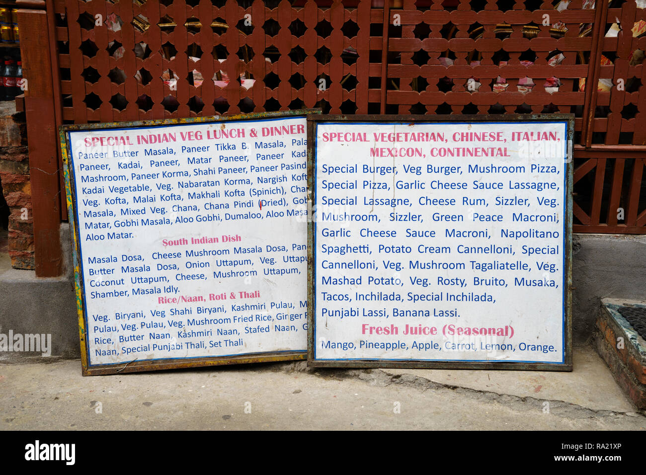 Menu in lingua inglese visualizzati al di fuori di un ristorante a Pokhara, Nepal. Foto Stock