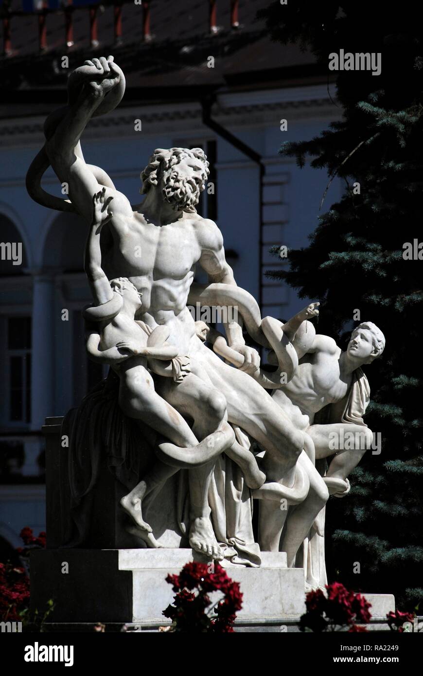 Odessa Museo Archeologico. Copia del celebre gruppo scultoreo Laocoonte e i suoi figli si trova di fronte alla facciata. Odessa, Ucraina. Foto Stock
