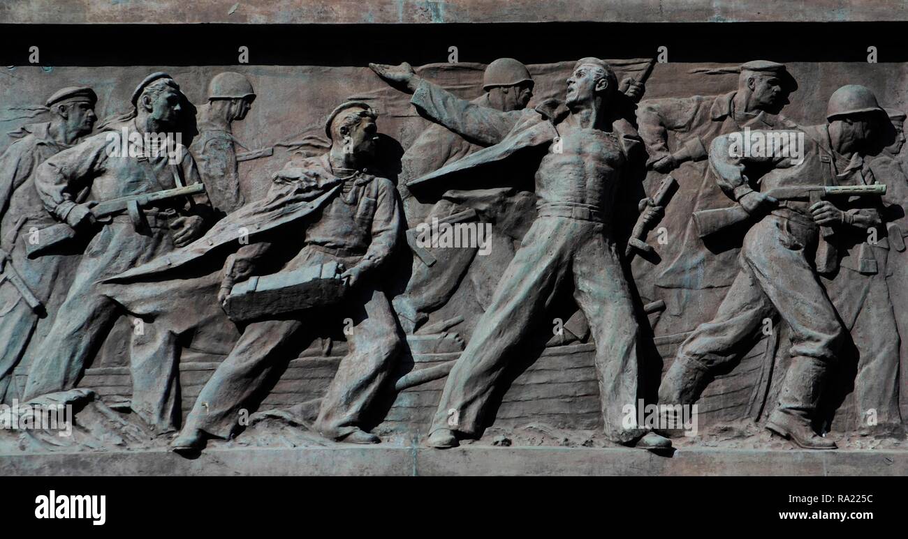 Monumento al Marinaio sconosciuto. Fu eretto nel 1960 in onore di tutti i marinai sovietica del Mar Nero flotta che morirono per la difesa e la liberazione di Odessa durante la Grande Guerra Patriottica. Dettaglio di un bassorilievo in bronzo, depictinf soldati russi lottando contro i tedeschi, 1941. Scultore: M. Naruzetsky. Architetti: G. Topuz e P. Tomilin. Odessa, Ucraina. Foto Stock