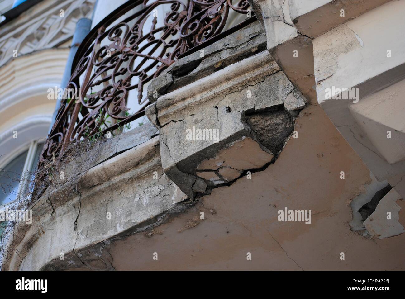 Deterioramento della costruzione. Balcone di fessure. Dettaglio. Odessa, Ucraina. In Europa orientale. Foto Stock