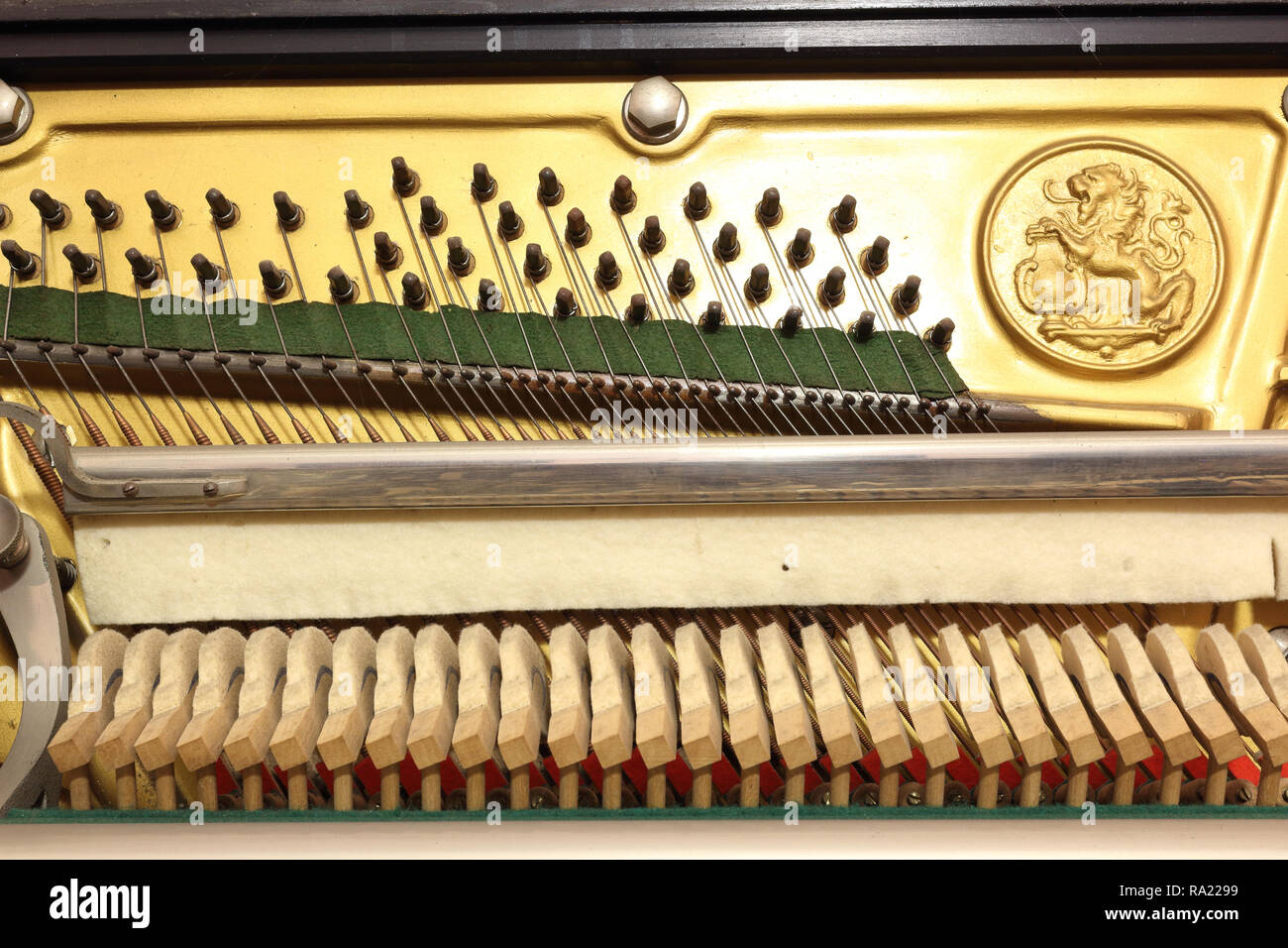 Il meccanico di un pianoforte verticale, con i perni di attacco, stringhe  oltre il ponte, panno