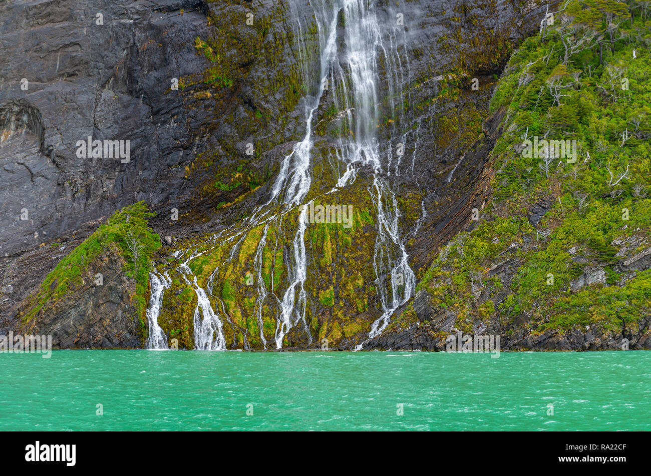 Una meravigliosa cascata lungo una scogliera all'interno del Bernardo O'Higgins National Park vicino a Puerto Natales, Patagonia, Cile. Foto Stock