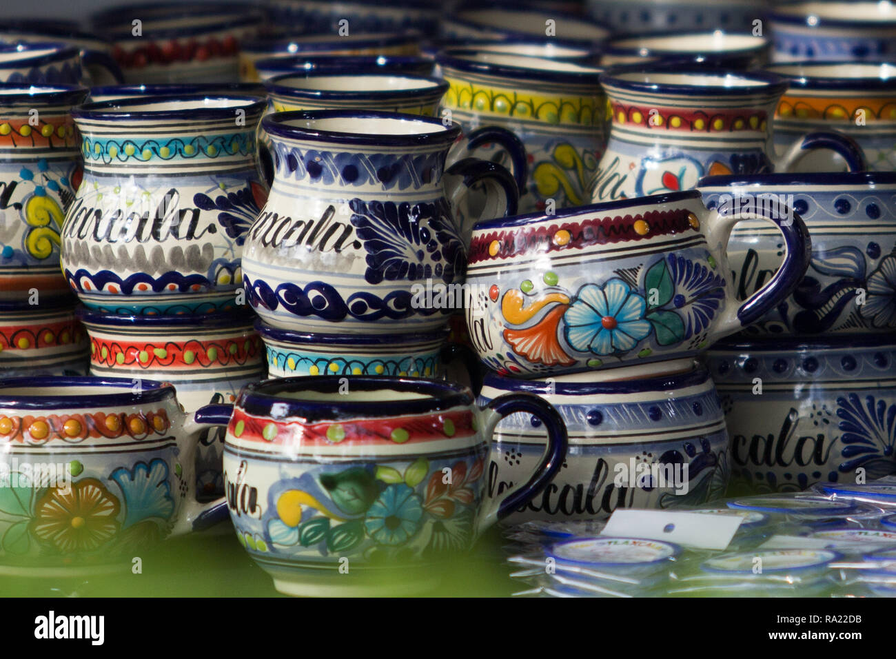 Colorato Talavera tazze con Tlaxcala nome inciso su di loro è molto popolare di souvenir in stato di Tlaxcala Foto Stock