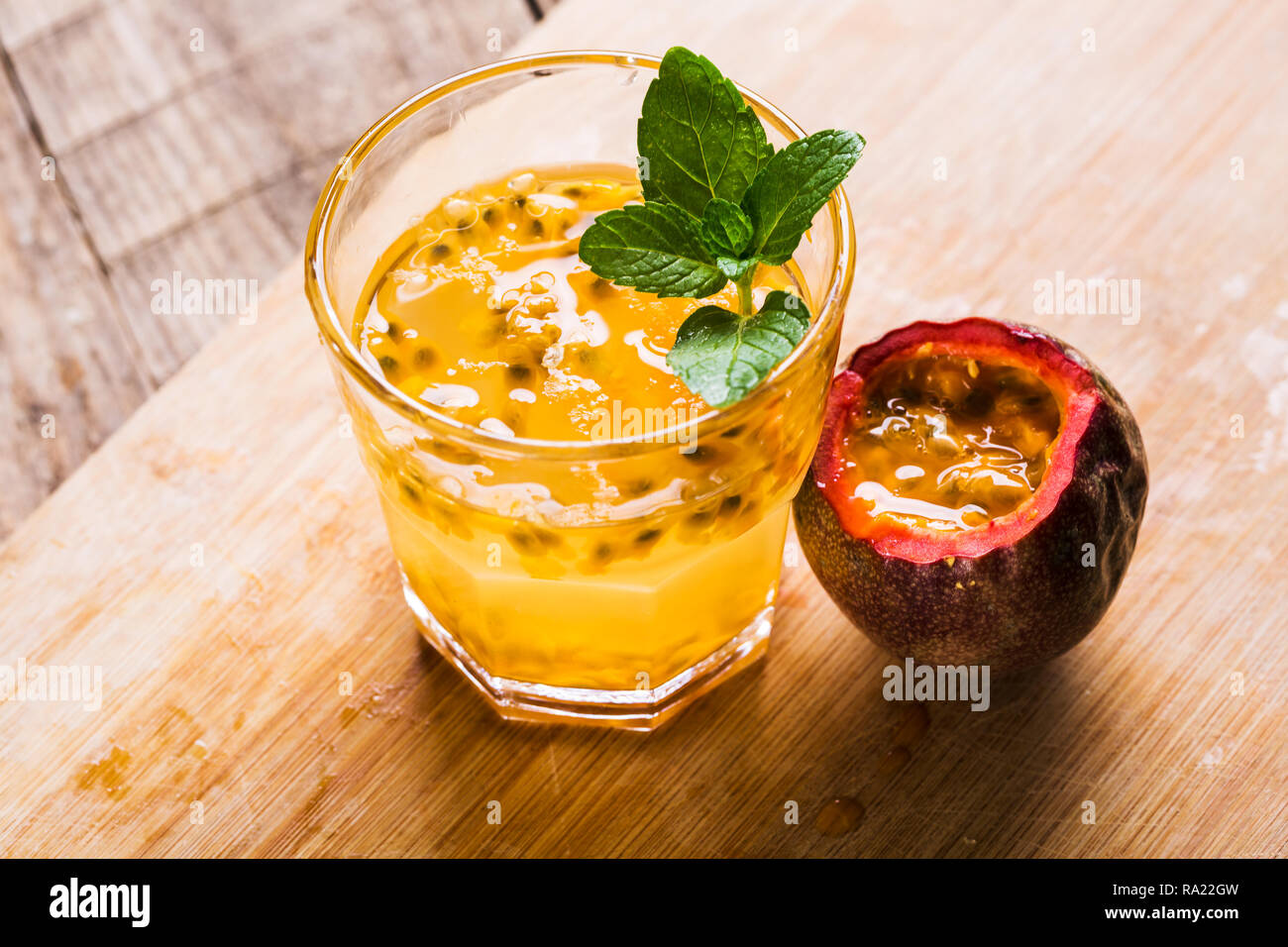 Bicchiere di freschi frutti della passione mint su tavola Foto Stock