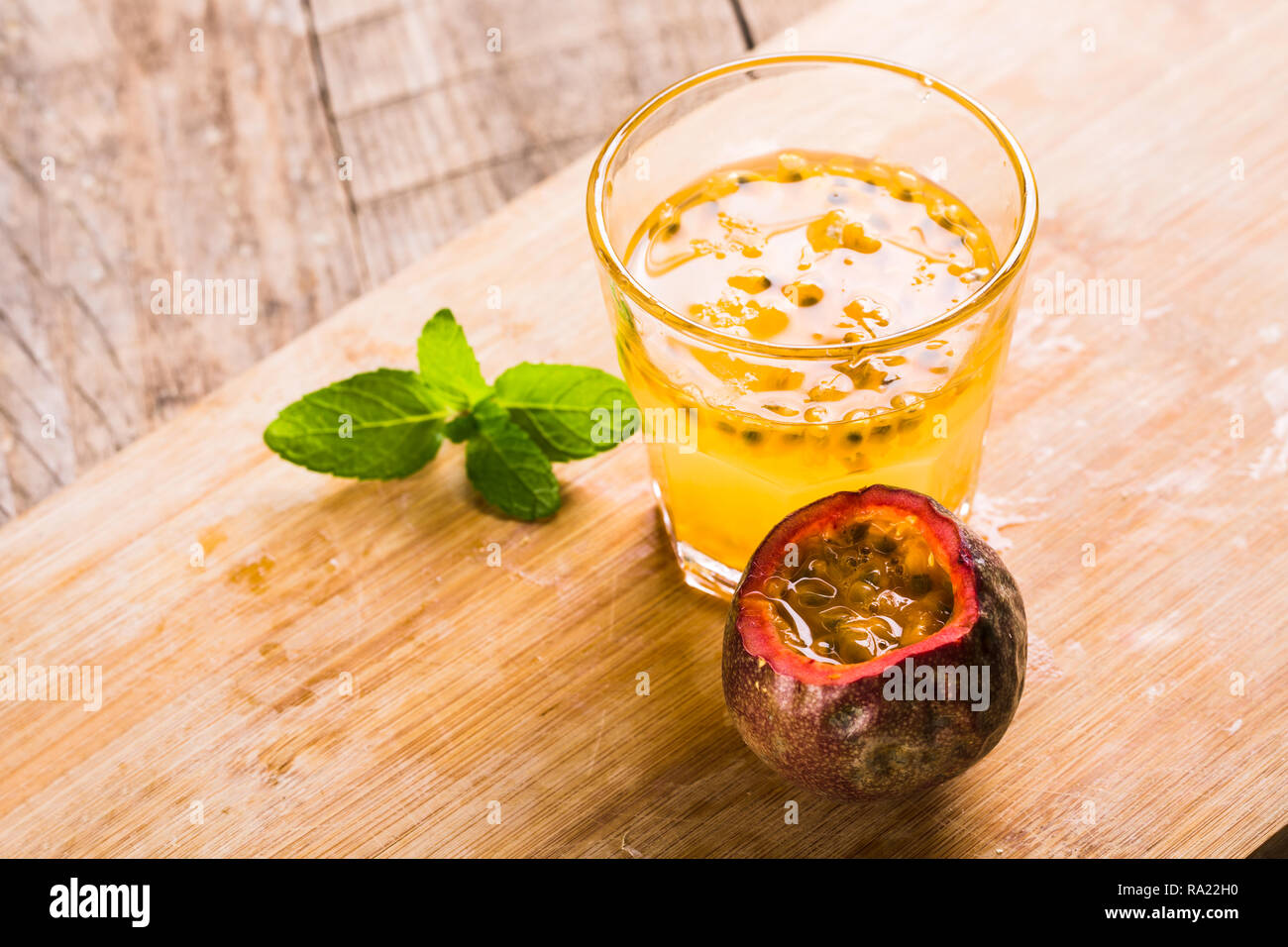 Bicchiere di freschi frutti della passione mint su tavola Foto Stock
