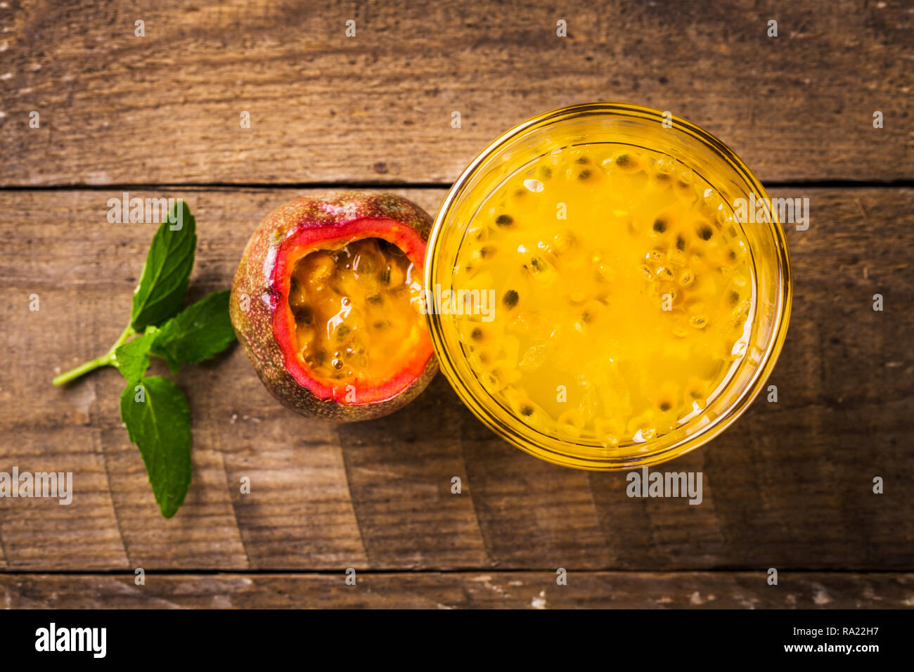 Bicchiere di freschi frutti della passione mint su tavola Foto Stock