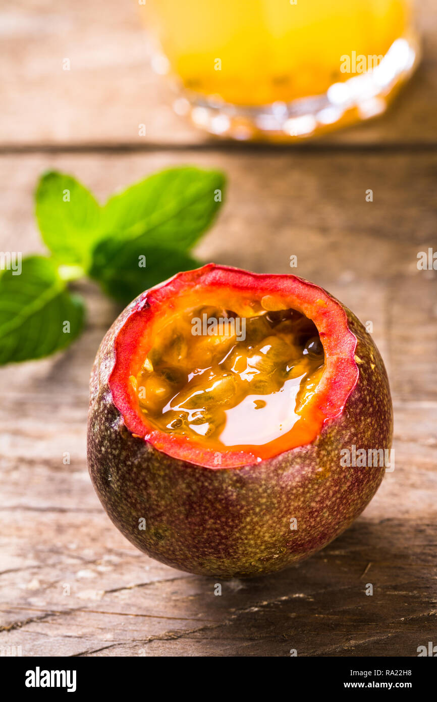 Bicchiere di freschi frutti della passione mint su tavola Foto Stock