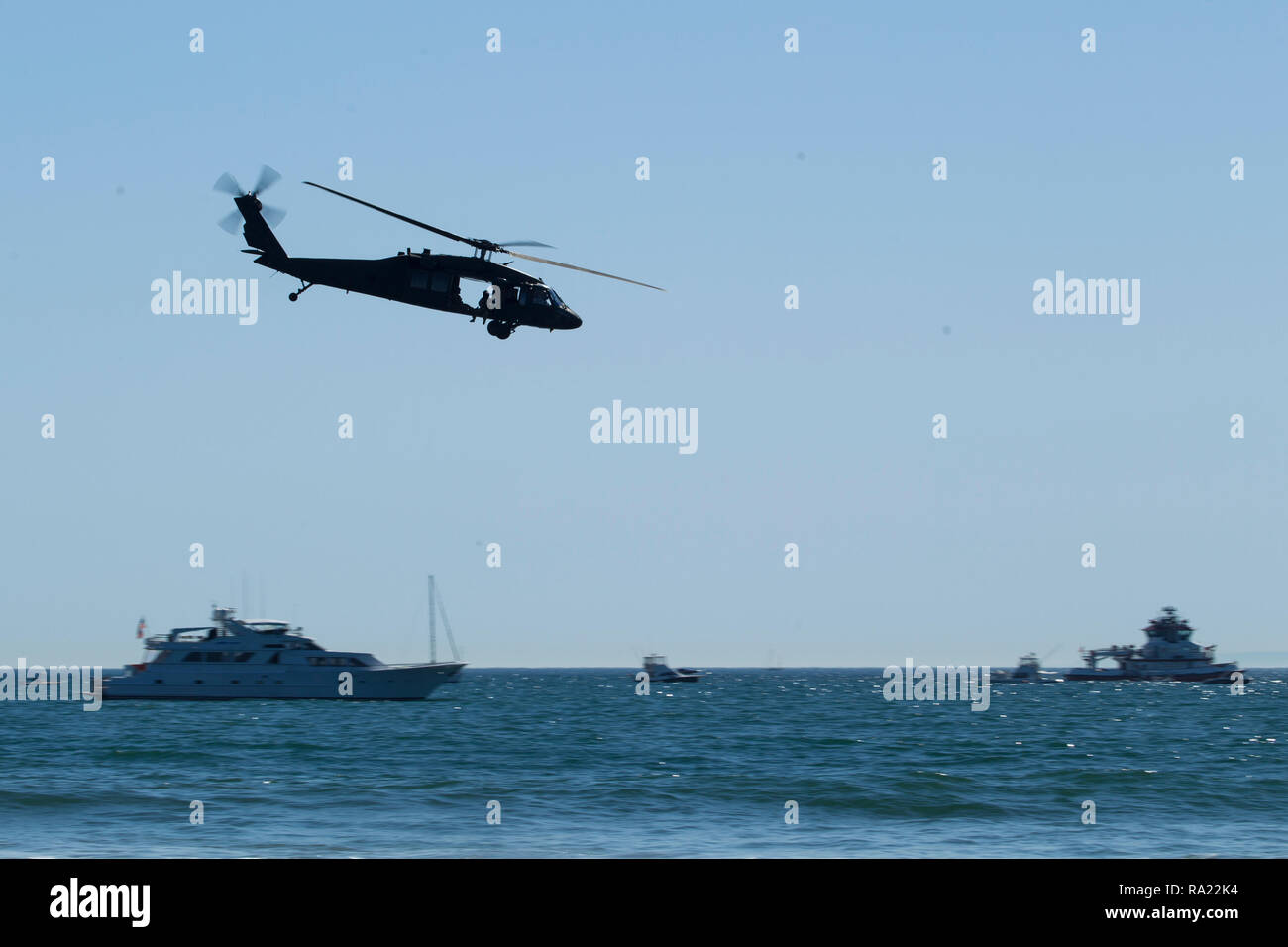 Un U.S. Esercito UH-60 elicottero assegnato all'esercito della California la Guardia Nazionale di Los Alamitos Army Aviation Support Facility vola sopra l'Oceano Pacifico dopo che serve come la piattaforma di salto per gli Stati Uniti Il Comando Operazioni Speciali paracadute team di dimostrazione, il Para-Commandos, per le loro prestazioni ott. 19, 2018 durante il primo giorno del grande Airshow pacifico in Huntington Beach, California. La tre giorni di manifestazione partecipano militari e civili di aviazione a decine di migliaia di persone. (U.S. Air National Guard foto di Senior Airman Crystal Housman) Foto Stock