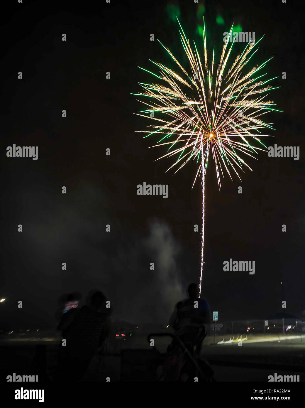 Luce di fuochi d'artificio la notte su Biggs Park a Fort Bliss, Texas, 4 luglio. Fort Bliss Famiglia e morale, il benessere e lo svago l'El Paso Symphony Orchestra e altre organizzazioni ha collaborato al presente "Pop va il fort", Fort Bliss annuali di Independence Day celebrazione. (U.S. Foto dell'esercito da David Poe) Foto Stock