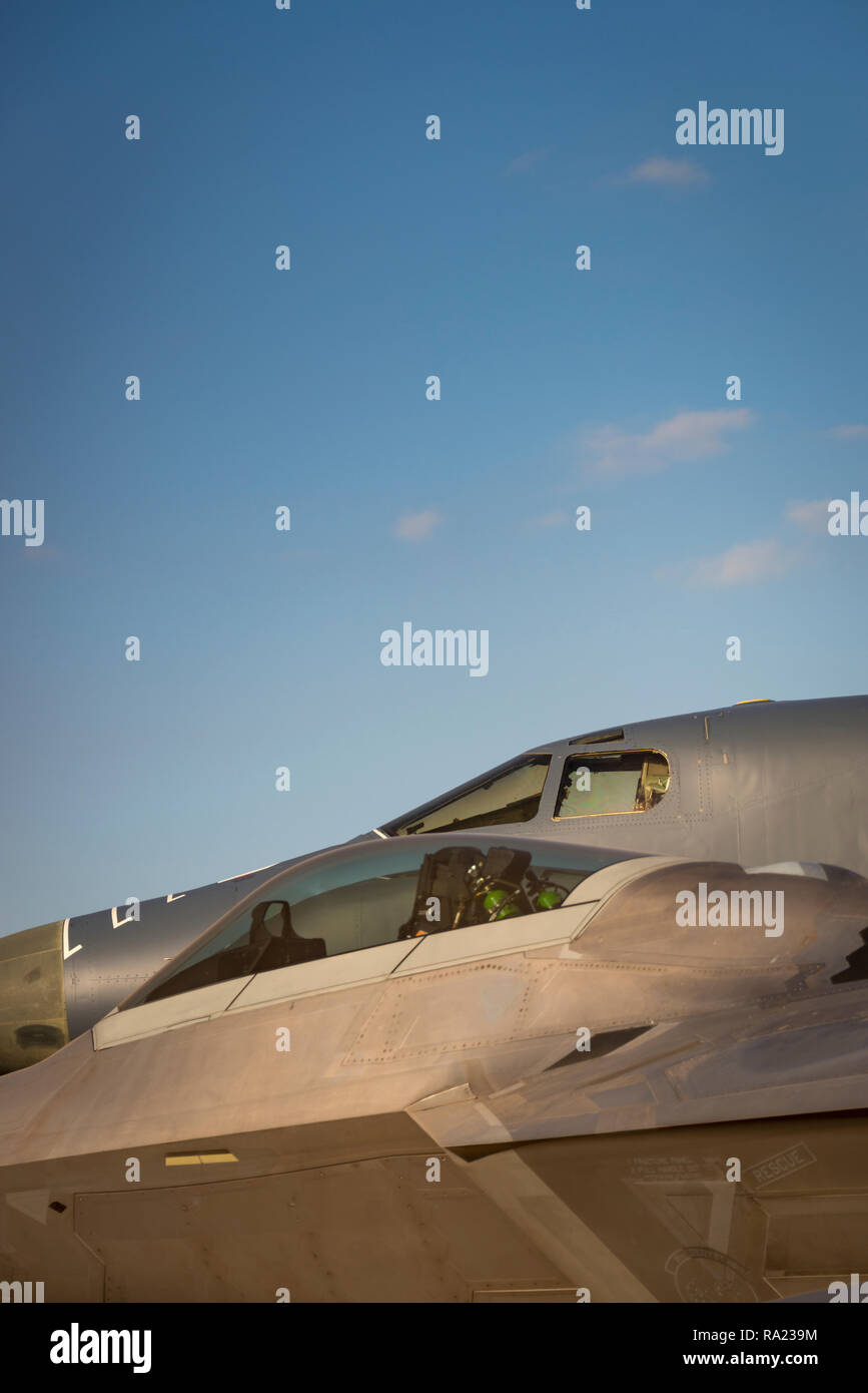 Due moderni jet militare degli aerei da caccia, grigio contro un cielo blu Foto Stock