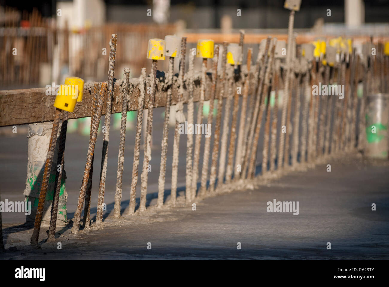 Una fila di posti in una forma costruttiva, pavimento di cemento Foto Stock