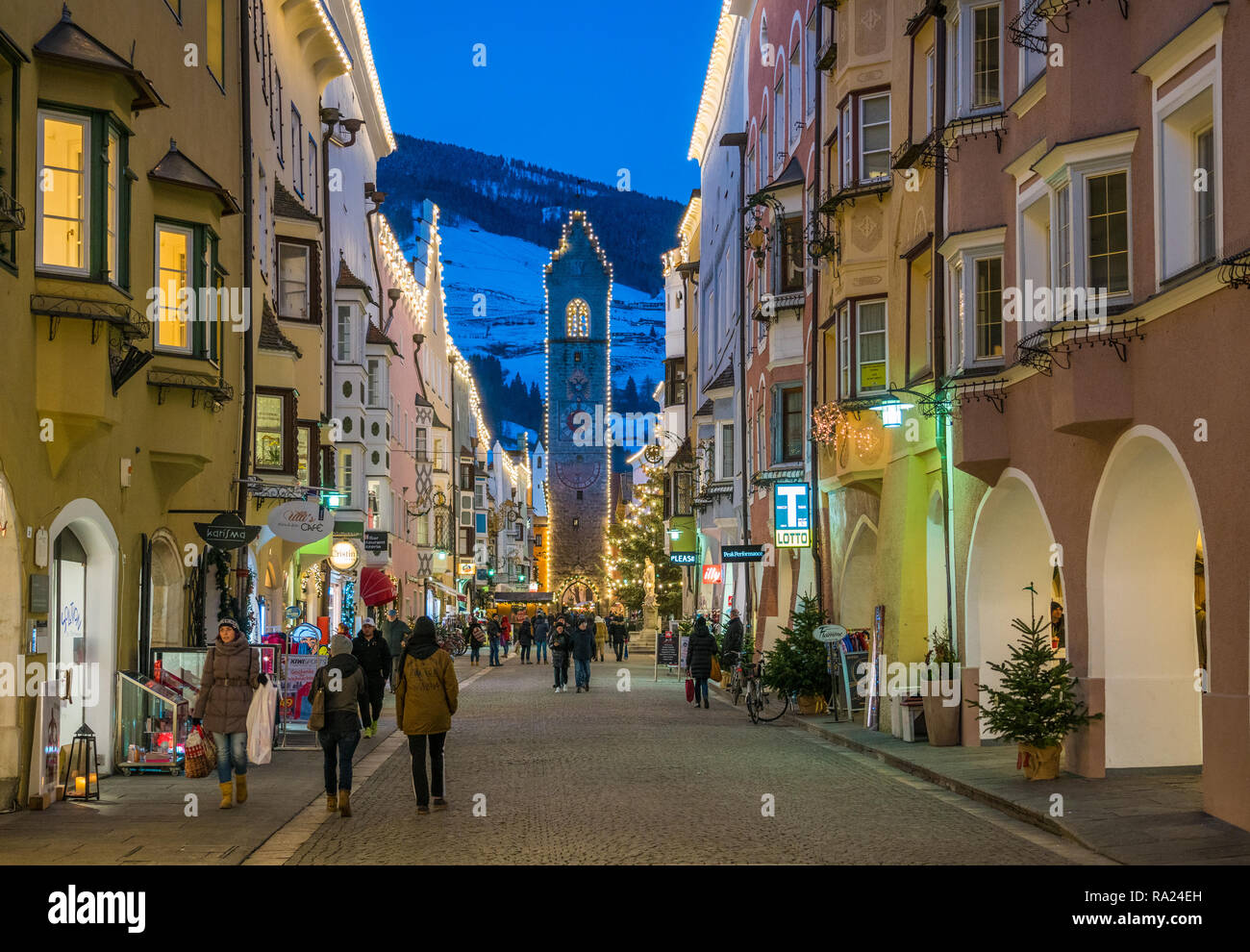 Vipiteno durante il tempo di Natale in serata. Trentino Alto Adige, Italia. Foto Stock