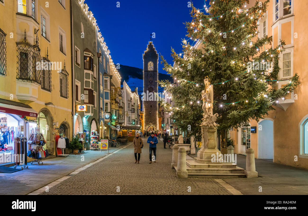 Vipiteno durante il tempo di Natale in serata. Trentino Alto Adige, Italia. Foto Stock