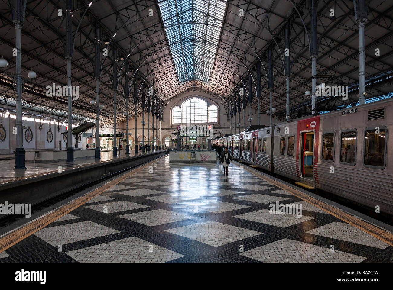 Lisbona, Portogallo - 7 Gennaio 2012: l'interno del Rossio Stazione ferroviaria nella città di Lisbona, Portogallo. Foto Stock