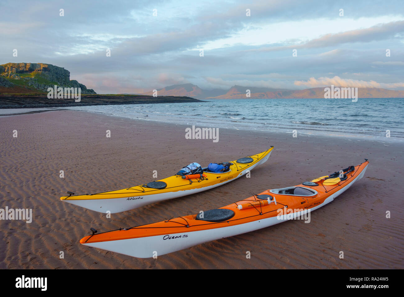 Kayak di mare intorno al Isle of Bute, Firth of Clyde, Argyll & Bute, Scozia Foto Stock