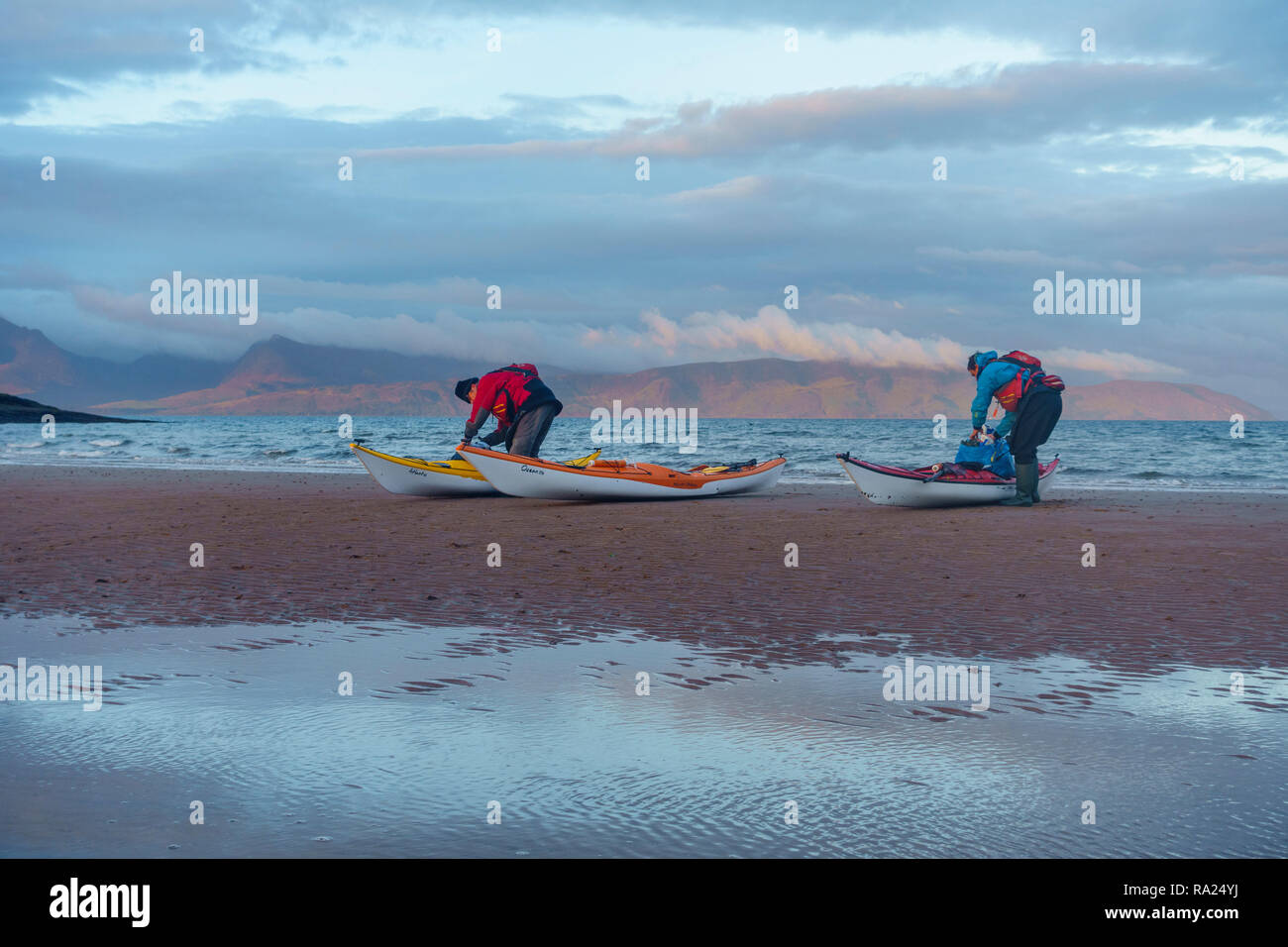 Kayak di mare intorno al Isle of Bute, Firth of Clyde, Argyll & Bute, Scozia Foto Stock
