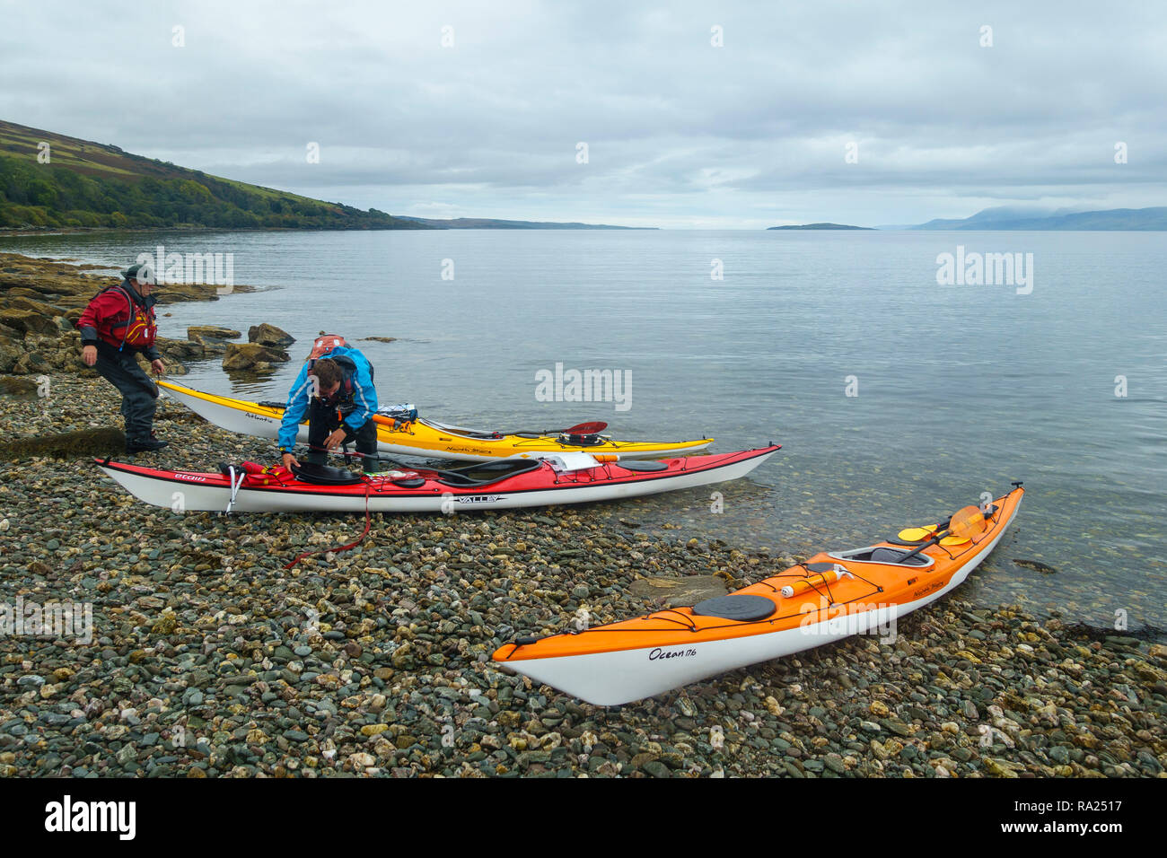 Kayak di mare intorno al Isle of Bute, Firth of Clyde, Argyll & Bute, Scozia Foto Stock