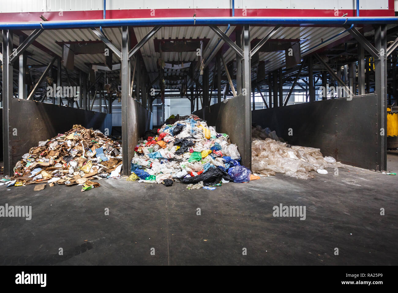 Separare la garbage collection e di smistamento dei rifiuti al momento del trattamento nello stabilimento di trasformazione. Il riciclaggio separato e stoccaggio di rifiuti per ulteriore smaltimento. Busin Foto Stock