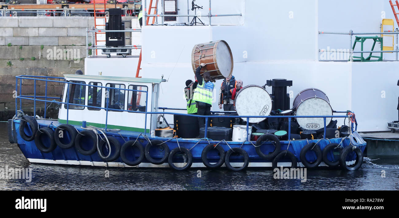 Un Lambeg drum viene scaricato da una barca come ottenere i preparativi in corso al di fuori Dublino casa doganale per la città di Capodanno festival che prende il via domani con un family-friendly Liffey luci spettacolo di suoni e luci. Foto Stock