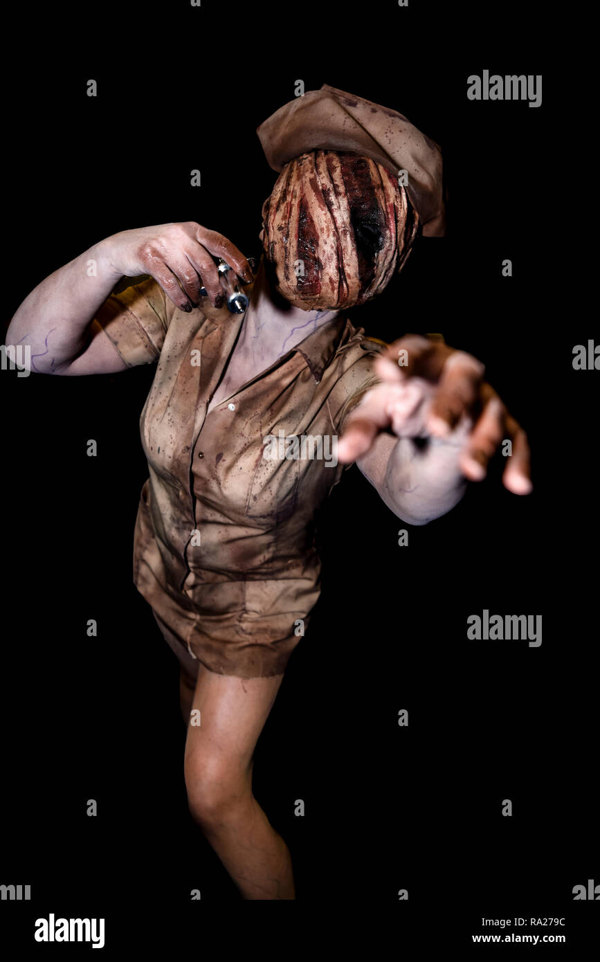 Una Donna vestita come l'infermiera zombie dal computer video gioco 'silenzio Hill' ad una convenzione Comicon. Foto Stock