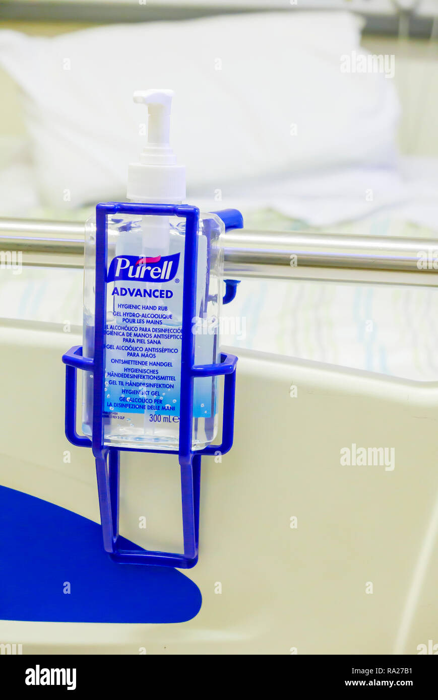 Bottiglia di Purell alcol avanzata igienico sfregare mano alla fine di un letto di ospedale. Foto Stock