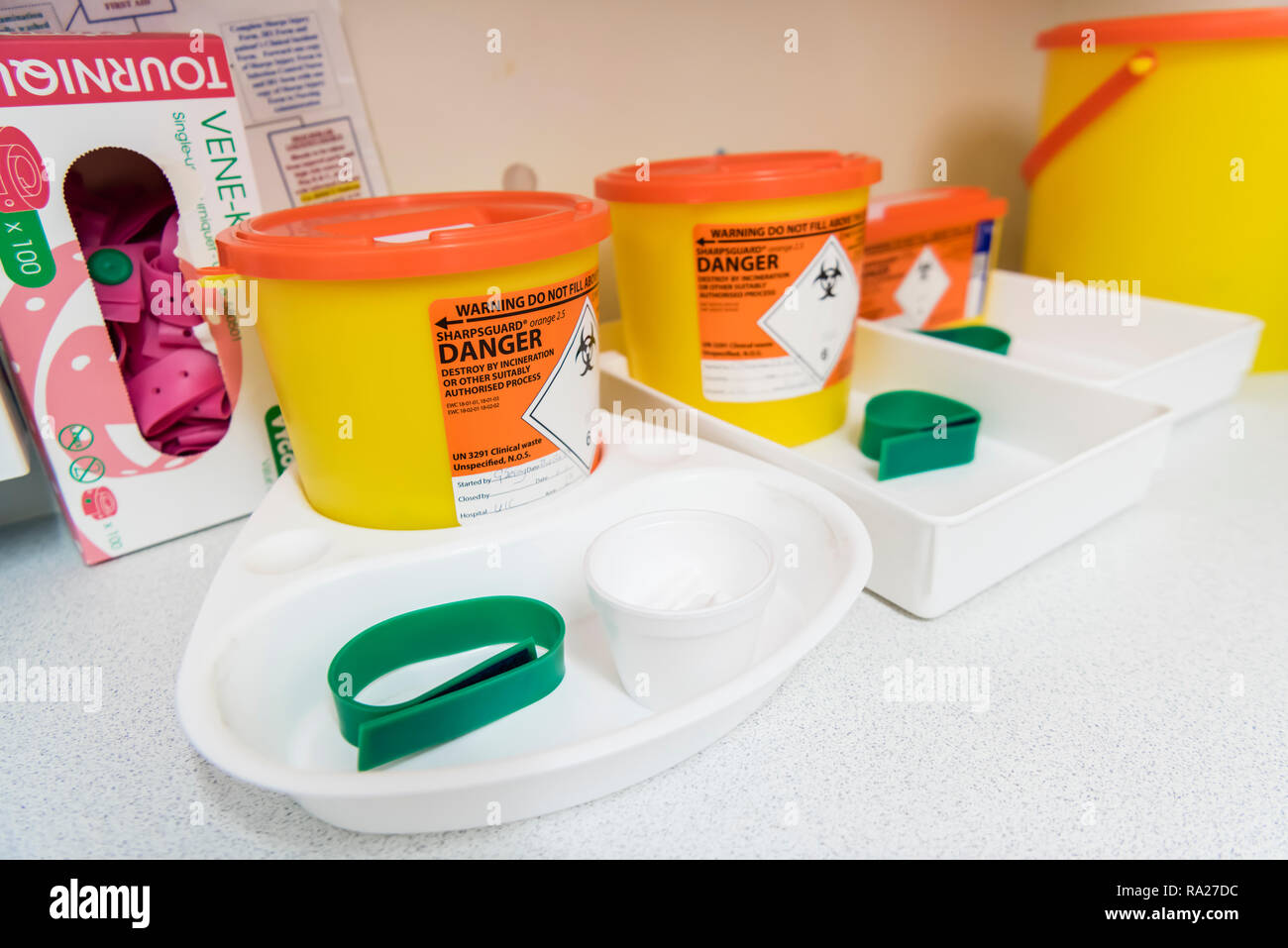 Vassoi impostati per il prelievo di campioni di sangue inclusi stacciature scatole, tourniquets e palline di cotone. Foto Stock