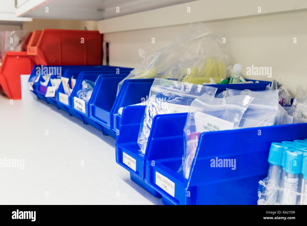 Vaschette di plastica contenente attrezzature mediche, inclusi aghi a farfalla, vacutainers, torce etc per il prelievo di campioni di sangue in un ospedale sala di trattamento Foto Stock