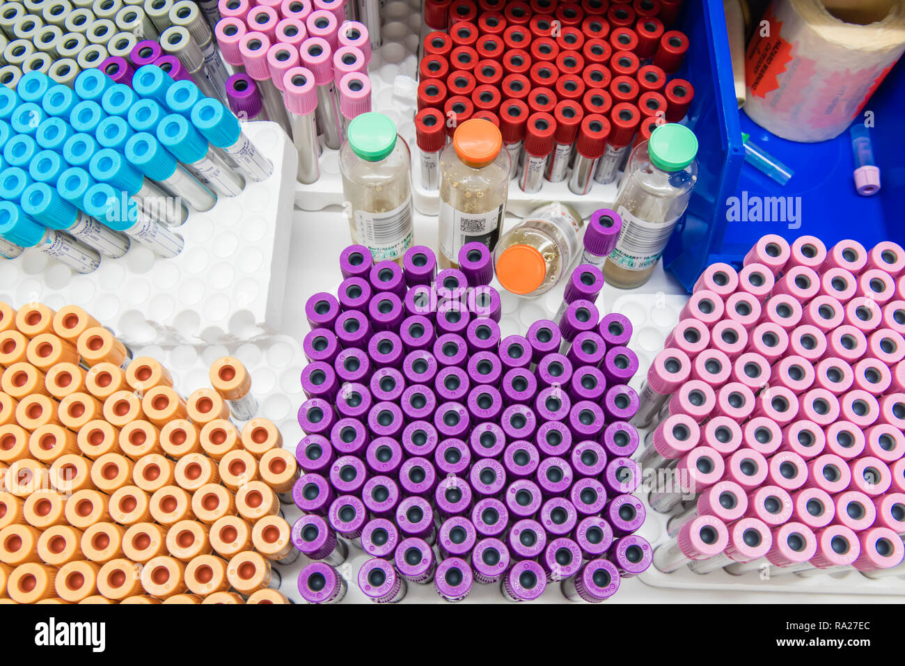 Cassetto in un ospedale sala di trattamento contenenti differenti tipi di Vacutainers per il prelievo di campioni di sangue. Foto Stock