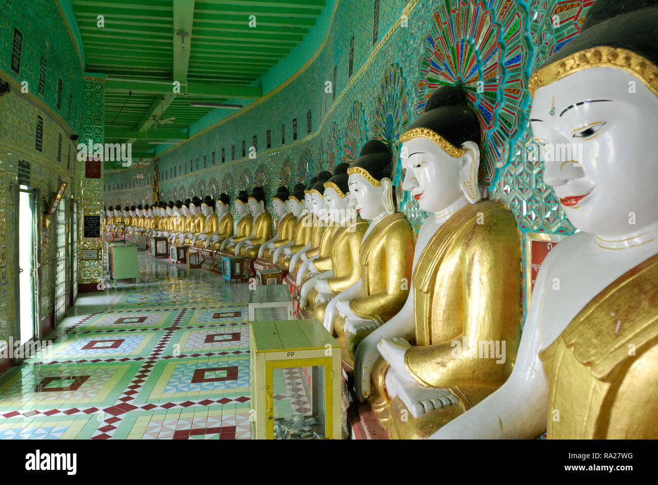 Umin Thonze Pagoda, denominata anche come Pagoda di 30 grotte, costruito nel 1643 da un monaco, 45 Golden Budda seduto statue sono installati in un semicerchio Foto Stock