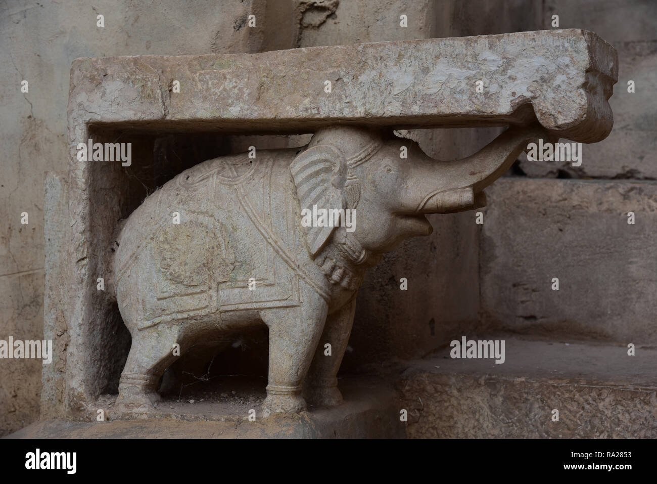 Pietra ornamentale di elefante, tipico di Rajput disegni, all'interno di Palazzo Garh, Bundi, Rajasthan, stato dell India occidentale, in Asia. Foto Stock