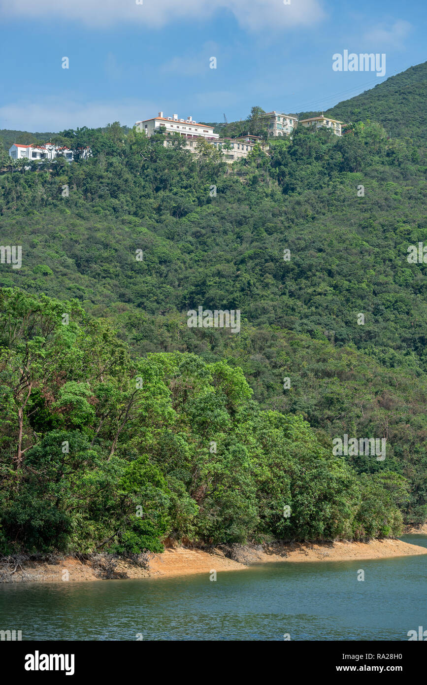 Parte superiore serbatoio di Aberdeen con viste per le ville di lusso e appartamenti sul divario medio Road, Mount Cameron, sull'Isola di Hong Kong Foto Stock