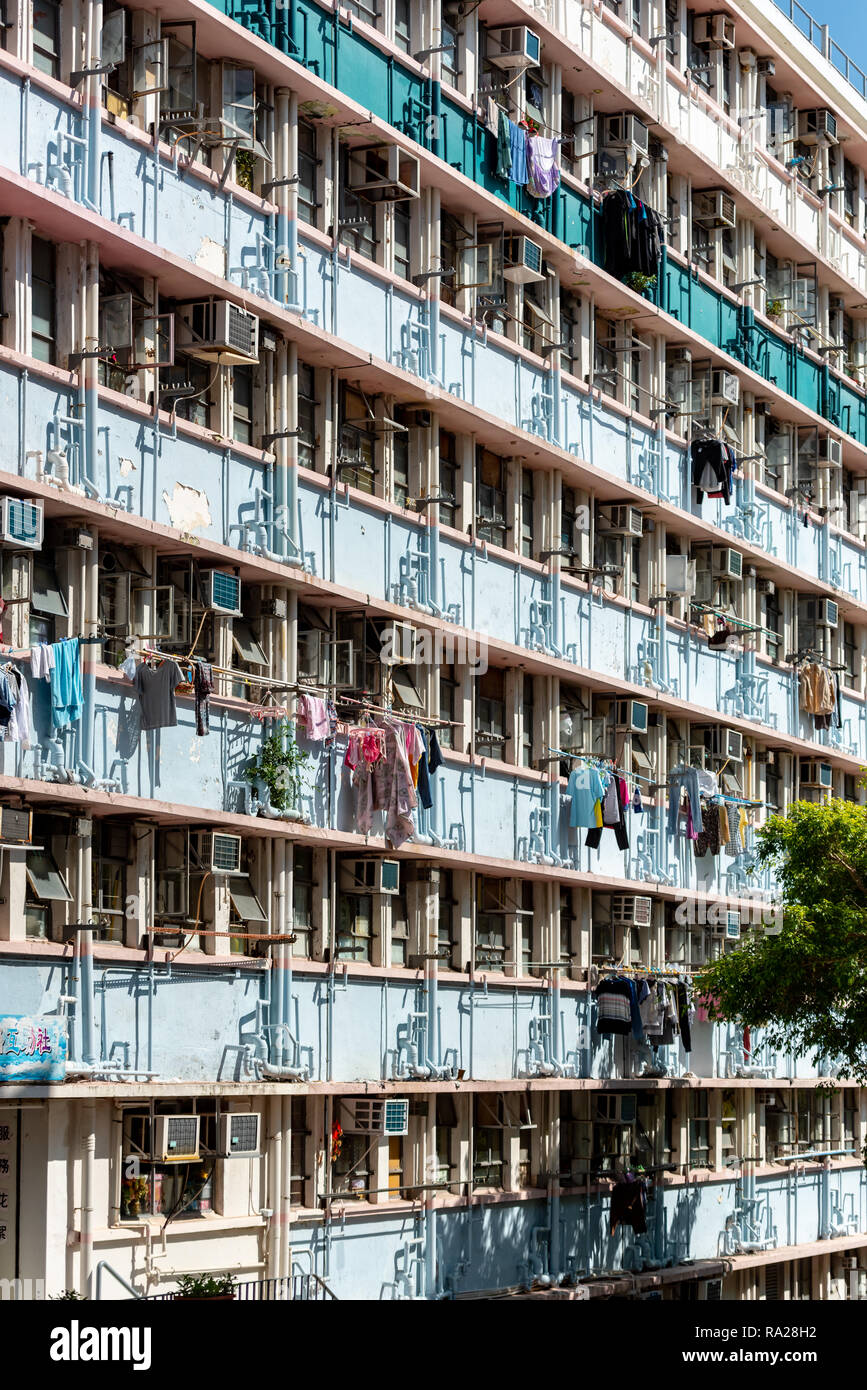 Un colorato blocco di appartamenti a Yue Kwong Chuen, off serbatoio Aberdeen Road, mostra l'alta densità di vivere tipici della vita di Hong Kong Foto Stock