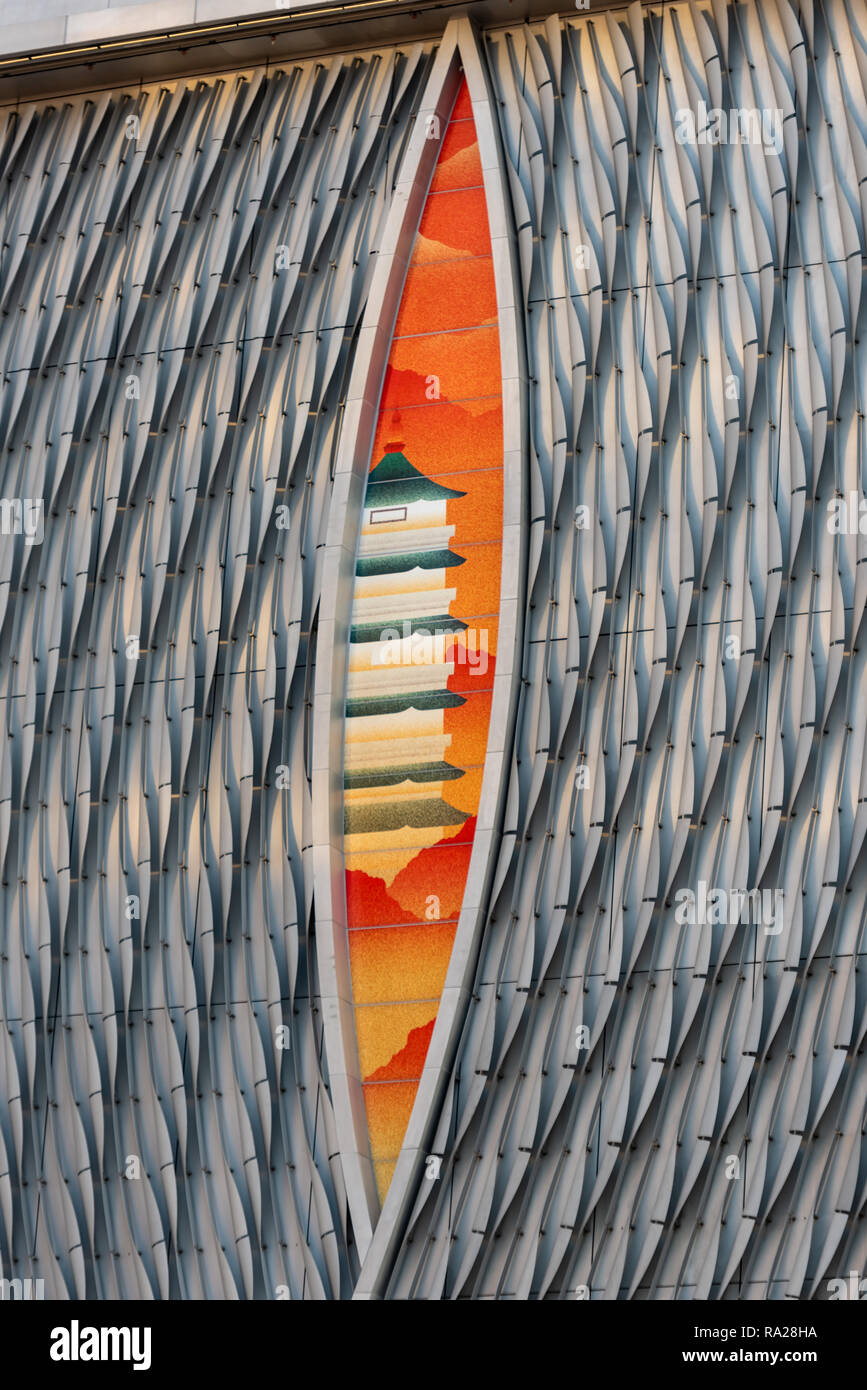 Una drammatica nella feritoia curvilinea facciata in acciaio di Hong Kong Centro Xiqu rivela una tradizionale pagoda Cinese e del paesaggio Foto Stock