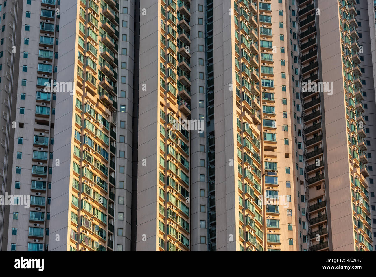 L'interminabile parete dell umanità che formano le torri di Victoria in alto sviluppo residenziale su Canton Road in Tsim Sha Tsui Hong Kong Foto Stock