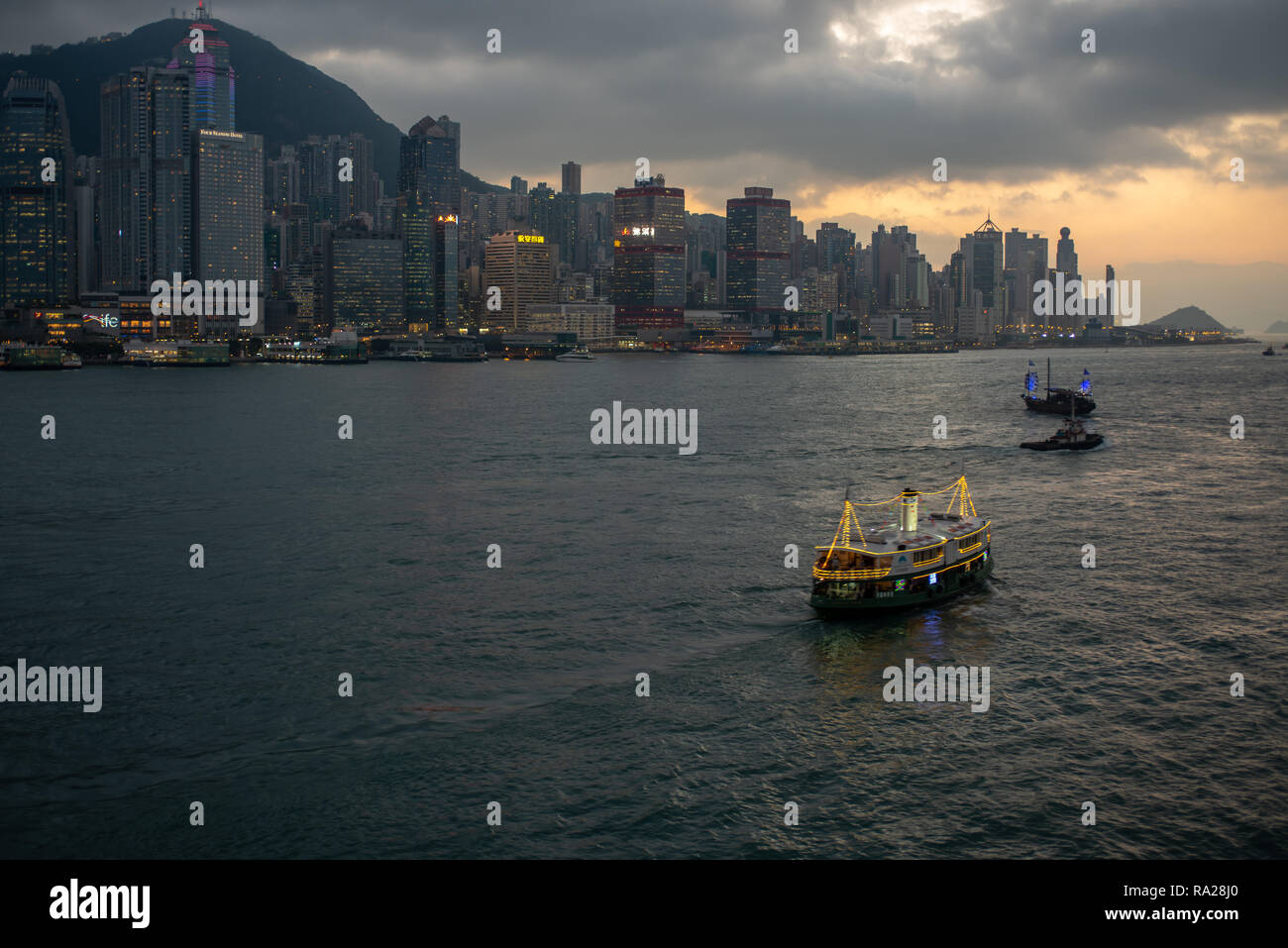 Il Traghetto Star crociera nel porto e Aqua Luna turistico tela indesiderata del loro commercio notturno sullo sfondo spettacolare dell'Isola di Hong Kong Foto Stock