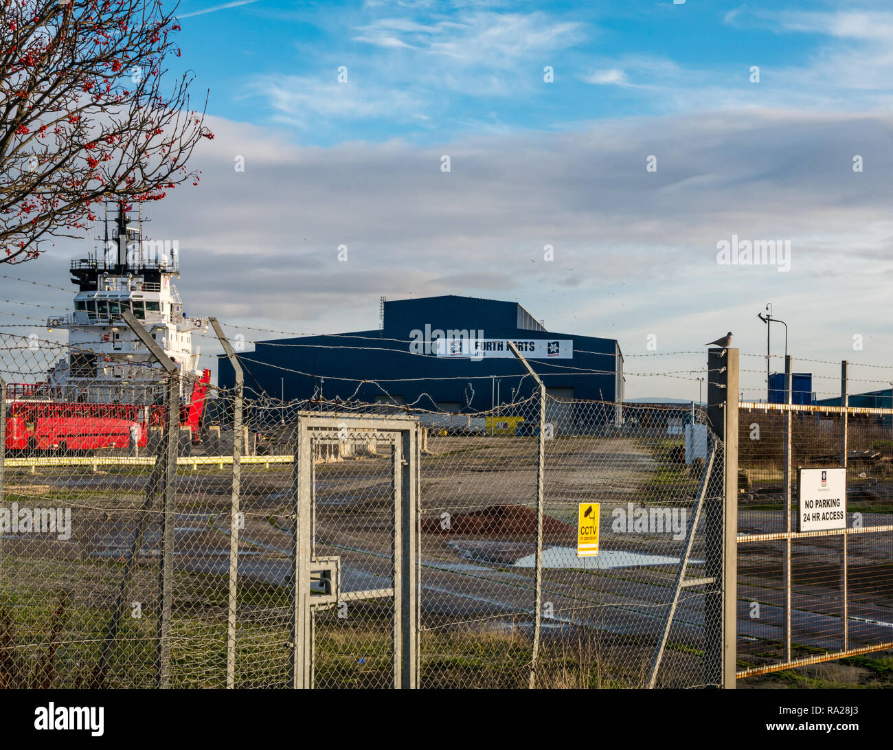 Ormeggiate navi e Forth Ports Big Blue Shed, nuovo studio televisivo e cinematografico scozzese, First Stage Studios, Leith Docks, Edimburgo, Scozia, Regno Unito Foto Stock