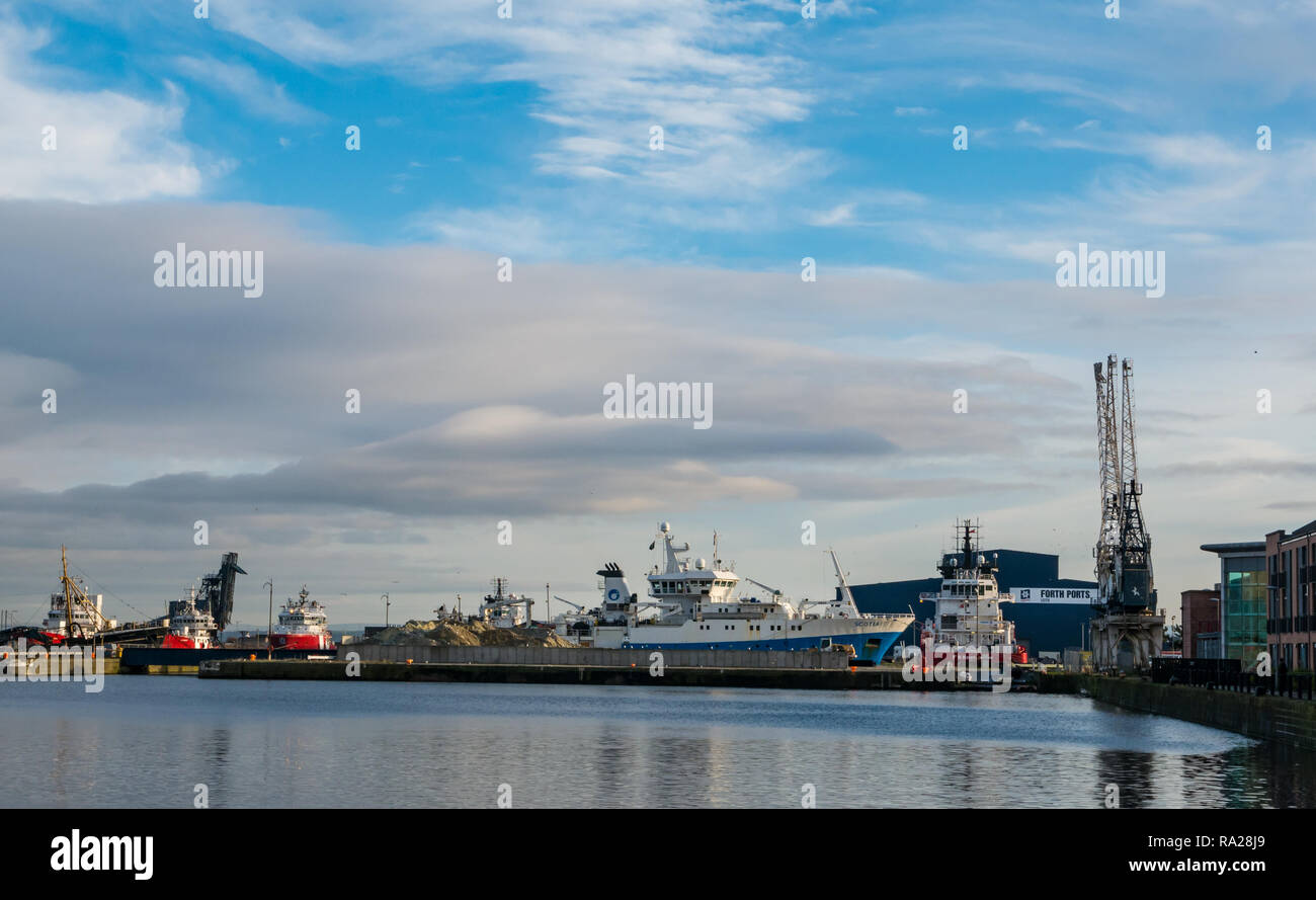 Ormeggiate navi industriali e Forth Ports Big Blue Shed, nuovo studio televisivo e cinematografico scozzese, First Stage Studios, Leith Docks, Edimburgo, Scozia, Regno Unito Foto Stock