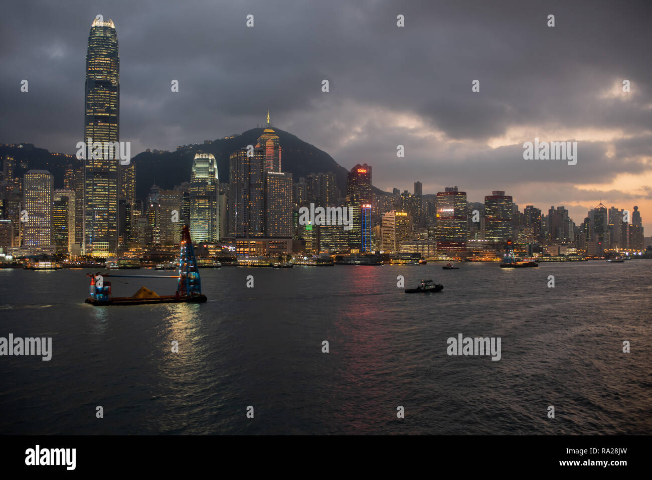 I grattacieli di Hong Kong il quartiere centrale e Sheung Wan dominano la skyline del porto come il sole tramonta su Sai Wing Pun Foto Stock