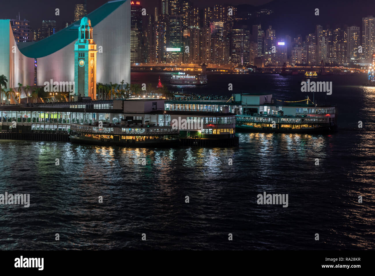 Il Tsim Sha Tsui Star ai traghetti di notte con vedute della Torre dell'orologio e il centro culturale e di fronte a Causeway Bay sull'Isola di Hong Kong Foto Stock