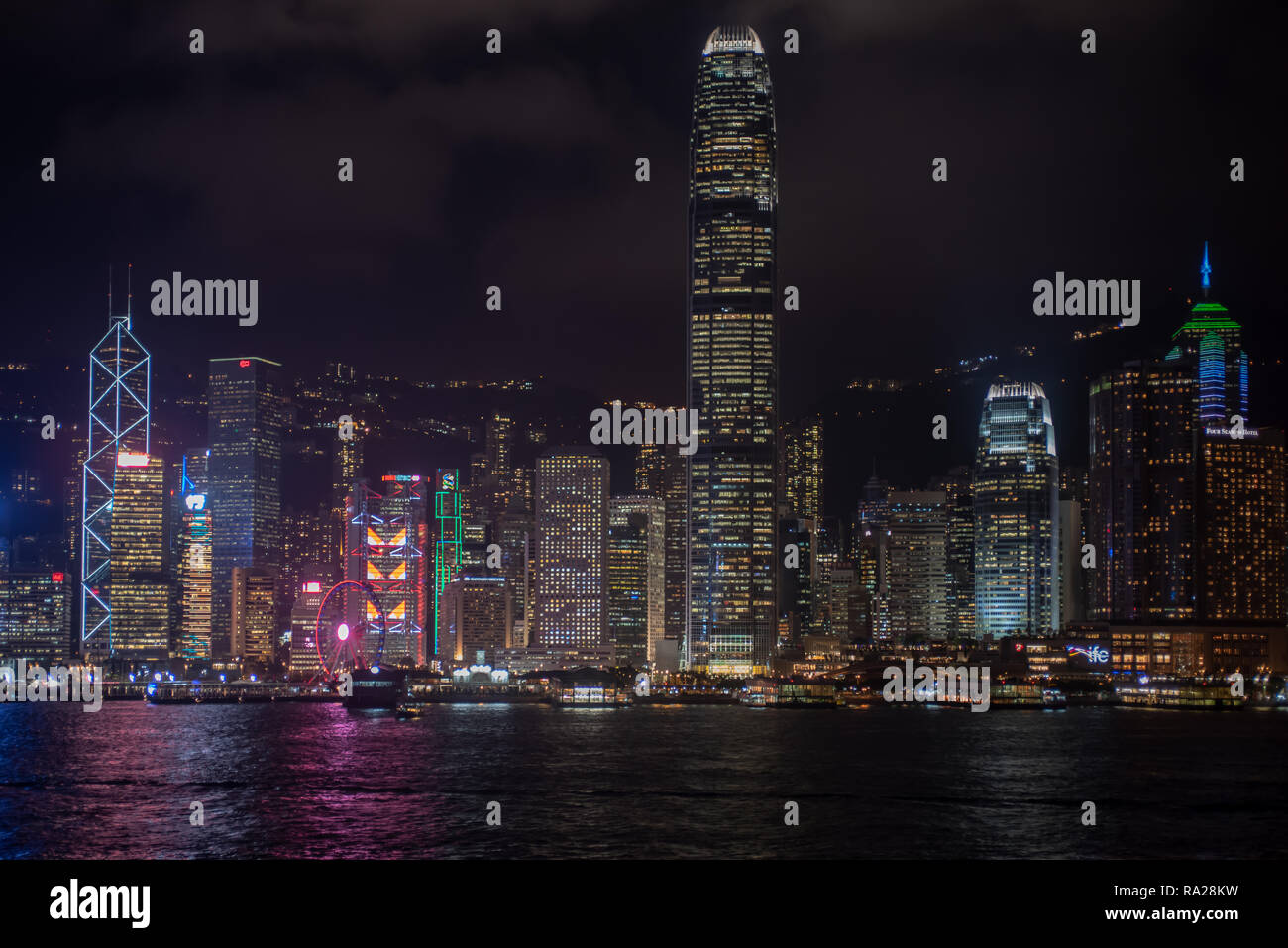La spettacolare porto di Hong Kong davanti a notte con due IFC torre fiancheggiata dalla Banca di Cina e la costruzione del centro Foto Stock