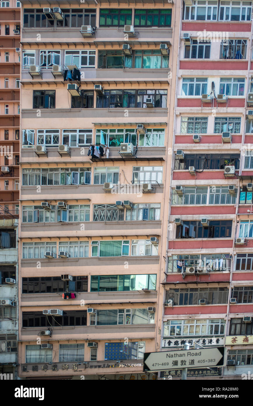 Appartamenti impilati gli uni sugli altri in questo tipico Nathan Road e blocco di appartamenti a Hong Kong Foto Stock