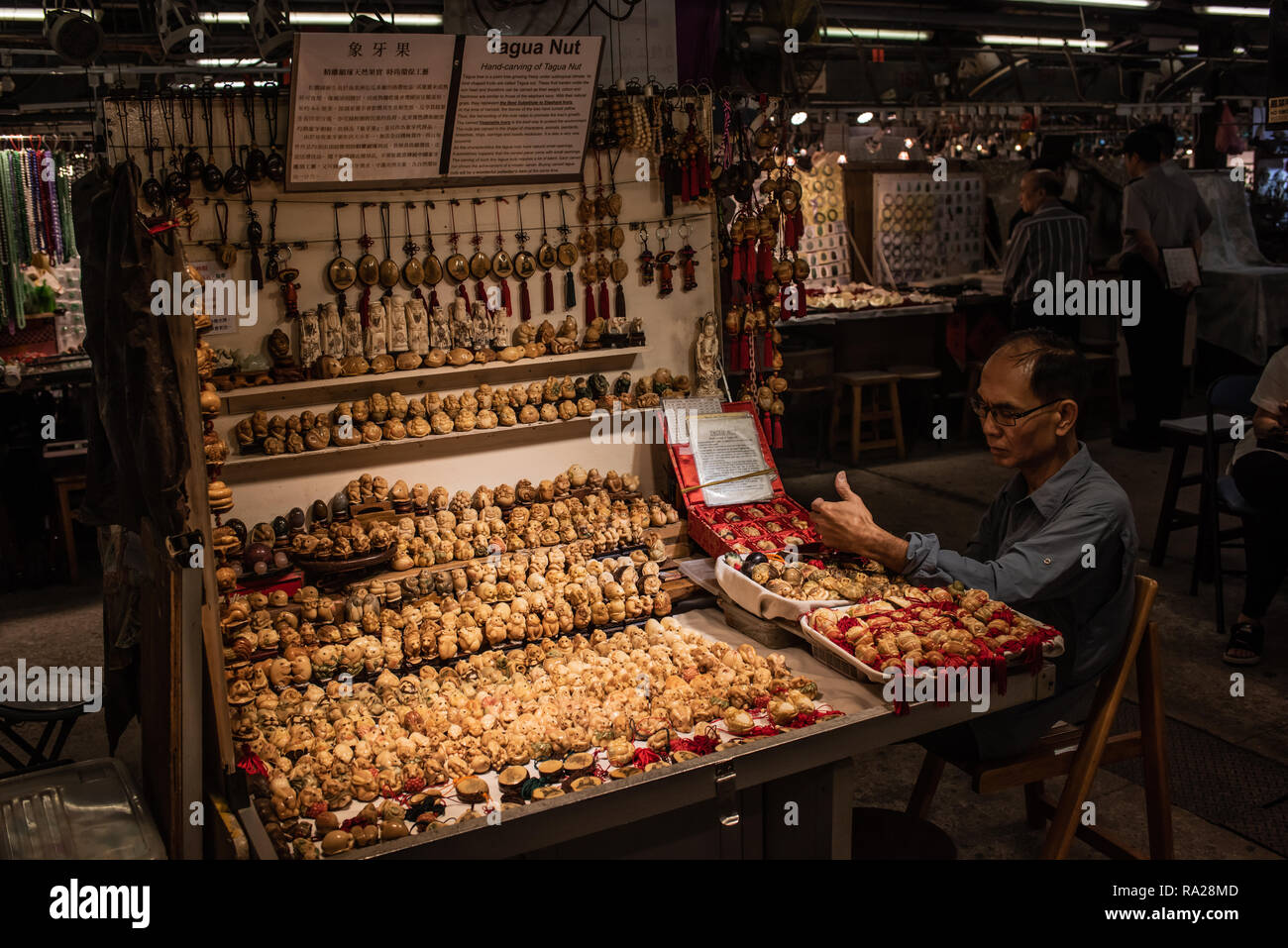 Dado di Tagua stallo in Hong Kong di Jade Market. Il dado, a cui spesso viene fatto riferimento come "avorio vegetale " è intagliato in animali, ornamenti e buona fortuna fascino. Foto Stock