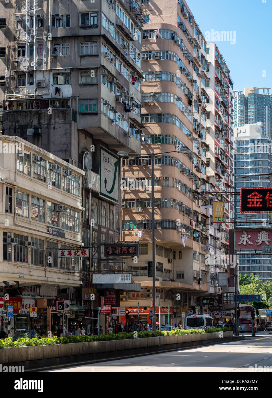 Densamente impaccati appartamenti quasi appendere il Giordano Road a Kowloon come pubblicità al neon hoarders competere per lo spazio e attenzione Foto Stock