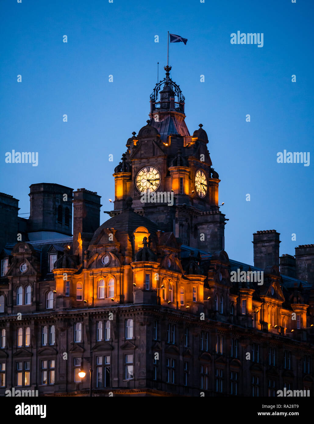 Edificio in stile vittoriano, Rocco Forte Balmoral Hotel torre dell orologio illuminato di notte, Princes Street, Edimburgo, Scozia, Regno Unito Foto Stock