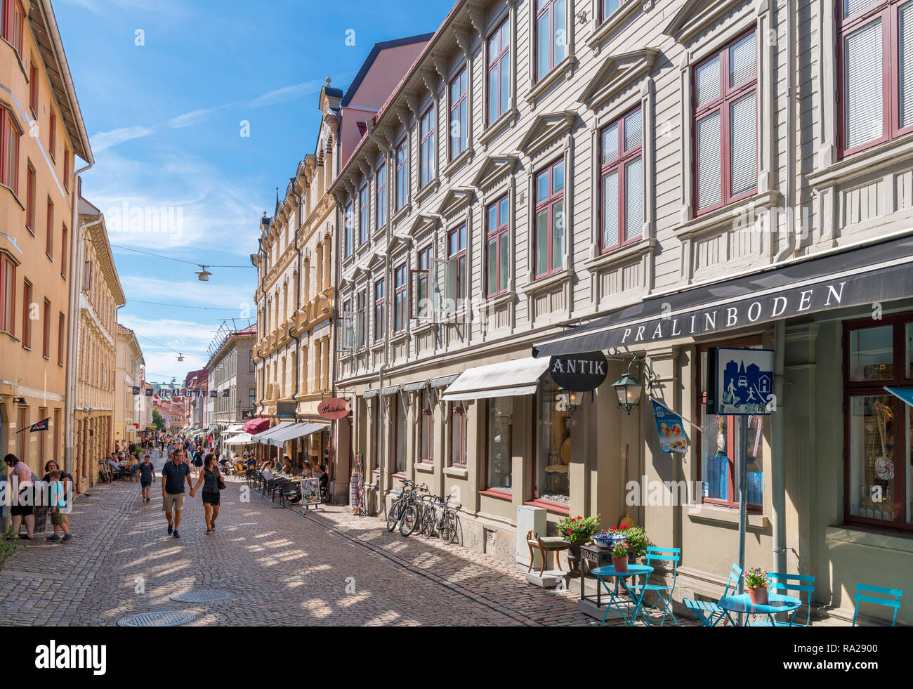 Göteborg, Haga. Caffetterie, bar, ristoranti e negozi di Haga Nygata nel quartiere di Haga, Göteborg, Svezia Foto Stock