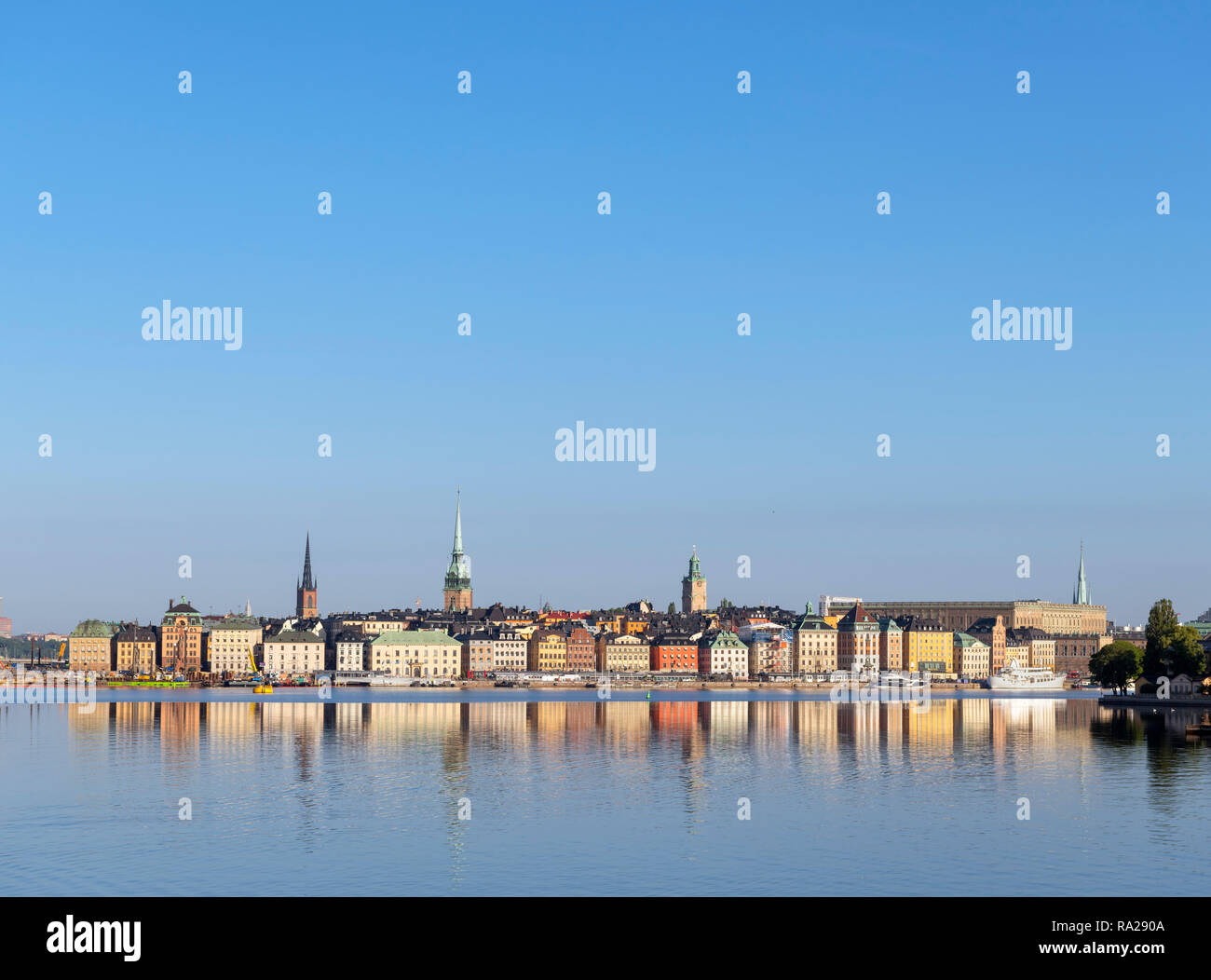 Vista di Gamla Stan (la Città Vecchia) sull isola Stadsholmen dal ponte di una nave traghetto, Stoccolma, Svezia Foto Stock