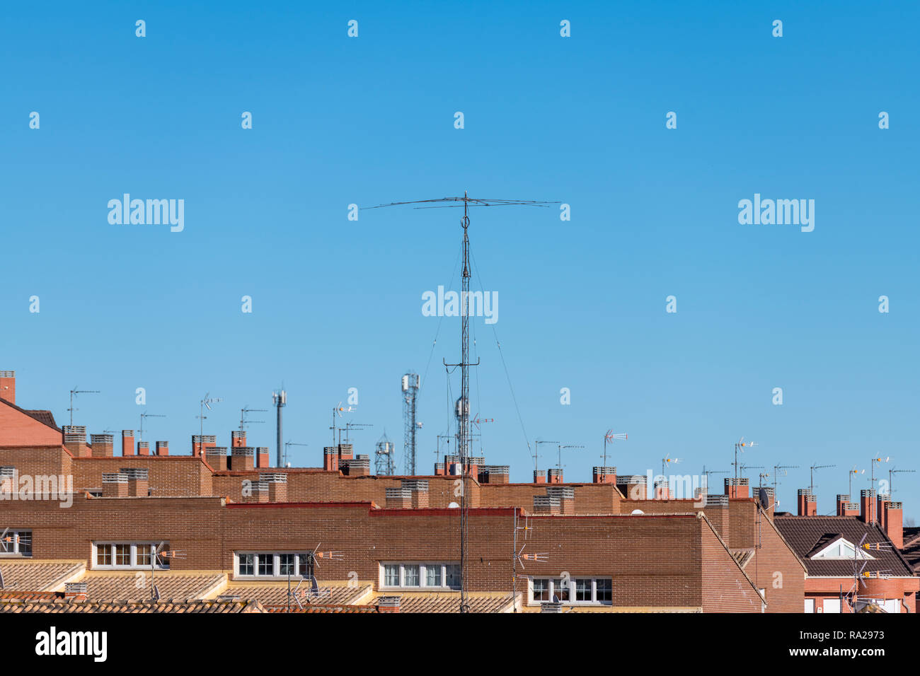 La radio di prosciutto HF antenne con cielo blu sullo sfondo Foto Stock