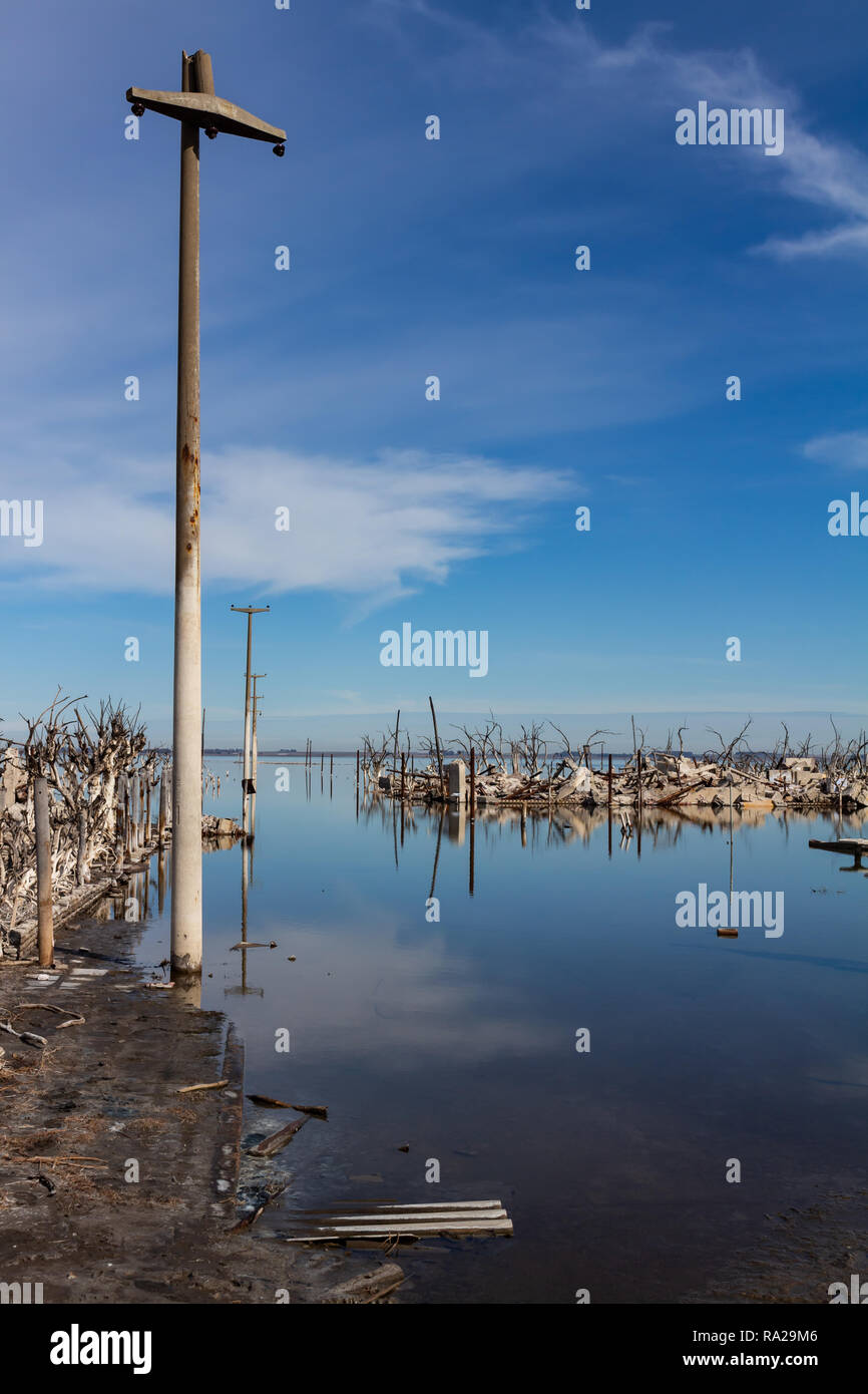 Lago di Epecuen inondazioni della città. Distruzione della casa a causa di inondazioni. Area abitabile. Foto Stock